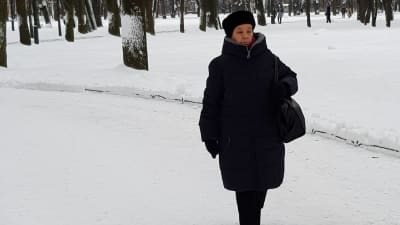Zoja Jefimova på promenad i en snöig park.