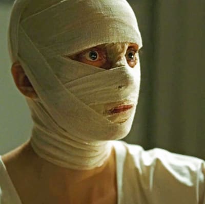 Nina Hoss kasvot siteiden peittäminä elokuvassa Phoenix