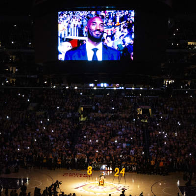 Kobe Bryant visas på sstorbildsskärmen i en mörk arena.