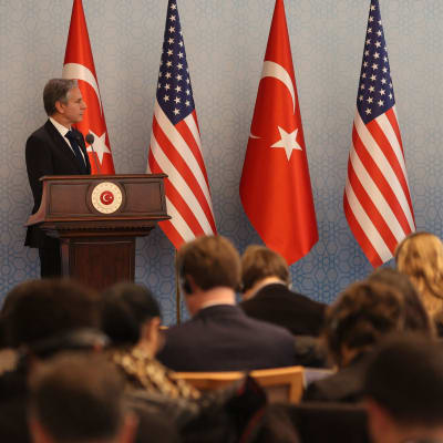 Yhdysvaltain ulkoministeri Antony Blinken ja Turkin ulkoministeri Mevlut Cavusoglu tiedotustilaisuudessa  puhujankorokkeiden takana.