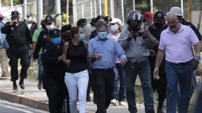Nicaraguanska oppositionspolitikern Cristiana Maria Chamorro Barrios förs bort av polisen.