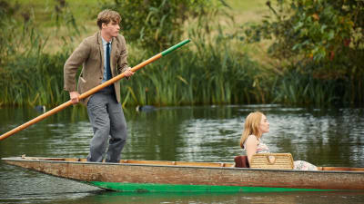 Edward och Florence paddlar omkring på floden i Oxford.