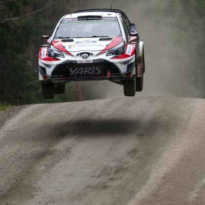 Jari-Matti Latvala flyger över ett krön