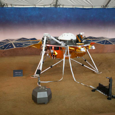 Nasan Mars-laskeutuja Insight esillä ennen avaruuteen lähtöä.