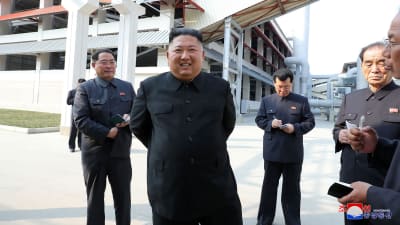 Nordkoreas ledare Kim Jong-Un (i mitten), fotografiet uppges vara taget precies efter att Kim hållit sig borta från offentligheten i nästan tre veckor i april 2020.