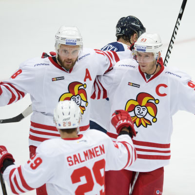 Jesse Joensuu, Sakari Salminen och Peter Regin firar ett mål.
