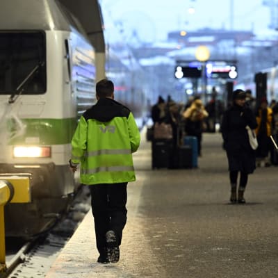 Ett Intercity-fjärrtåg vid perrongen på järnvägsstationen i Helsingfors den 14 december 2023.