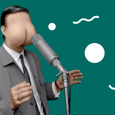 Stand up -koomikko, jolla on naaman tilalla takamus.