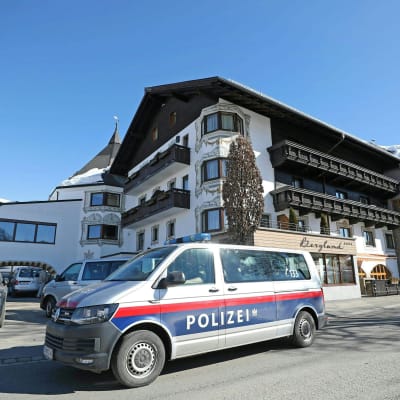 Poliisiauto Itävallan hiihtojoukkueen majoituspaikan edessä Seefeldissä. 