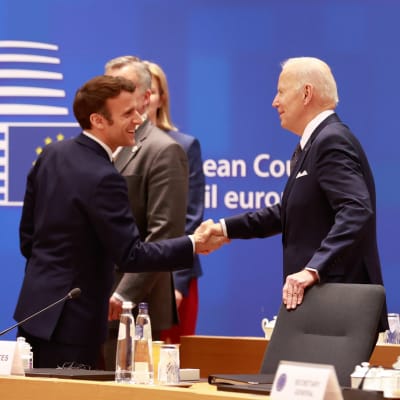 Joe Biden ja Emmanuel Macron. 