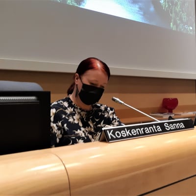 Sanna Koskenranta istuu maski yllään Lappeenrannan valtuustosalissa.