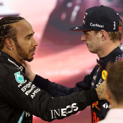 Tunteikas, värikäs, dramaattinen F1-kausi on ohi. Max Verstappen (oik.) saa onnittelut Lewis Hamiltonilta.