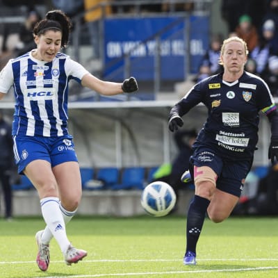 Ria Karjalainen skjuter bollen framför Anna Westerlund.