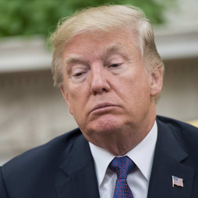 Foto av en bister president Trump