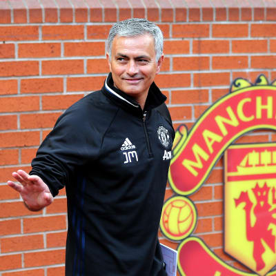 Jose Mourinho framför Manchester United logotyp.