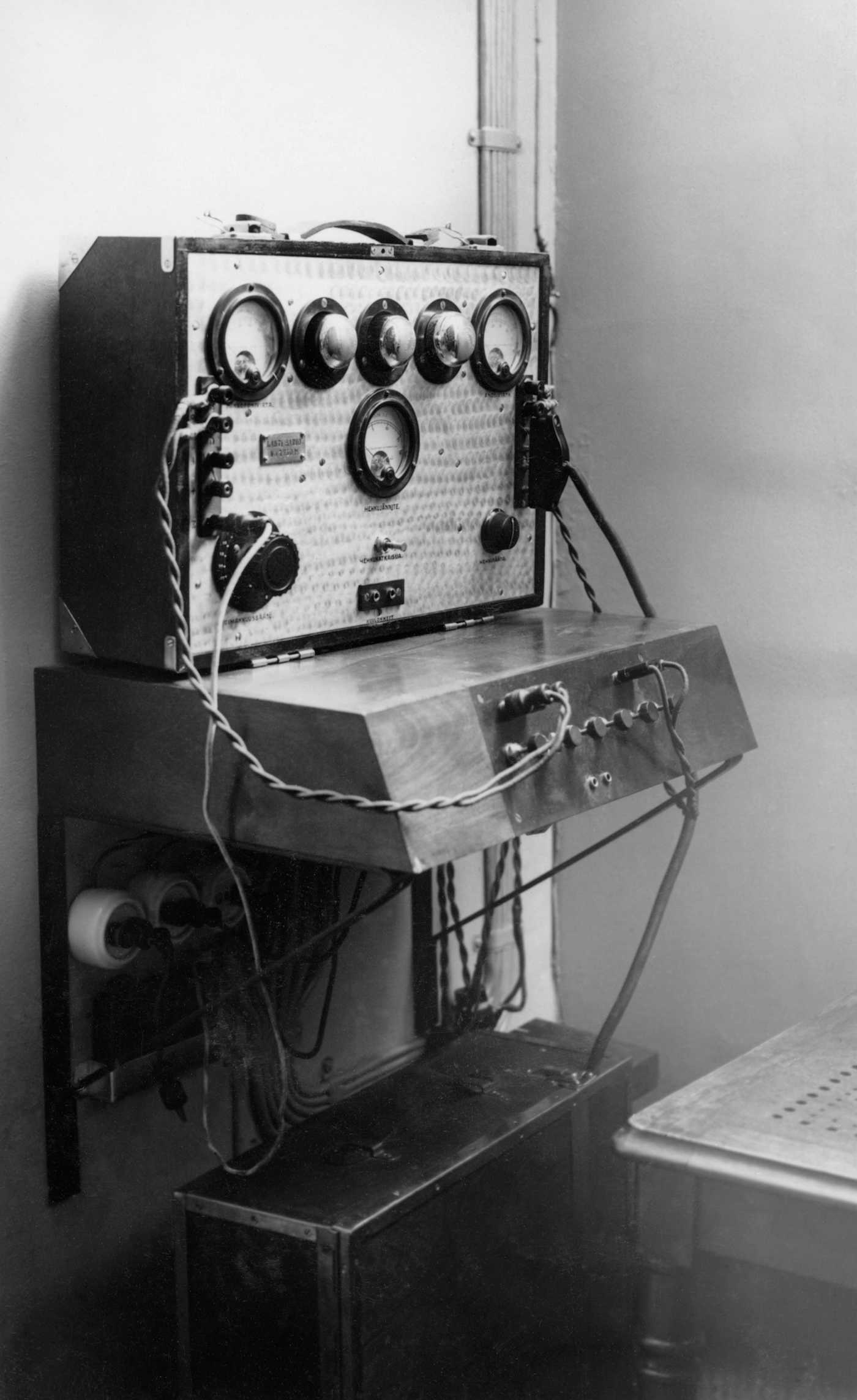 Jumalanpalveluksen radiointiin tarvittava kirkkovahvistin vuodelta 1935 Johanneksenkirkosta.