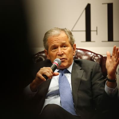 George W. Bush kirjansa julkistamistilaisuudessa marraskuussa 2014. 