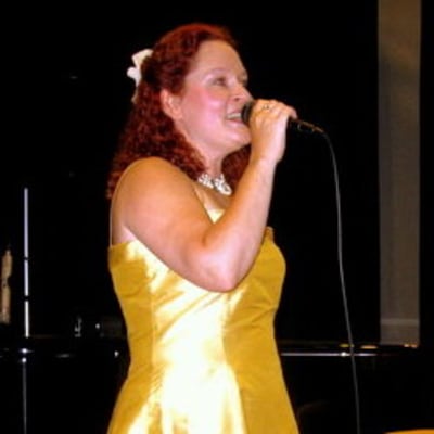 Nainen laulaa esiintymislavalla