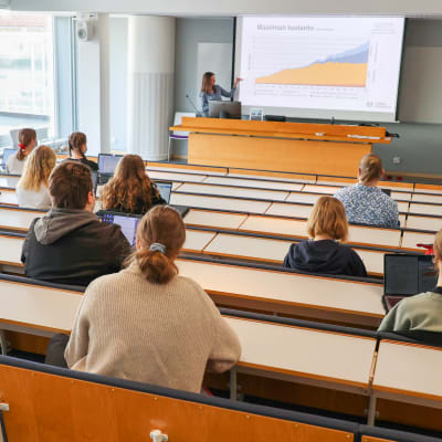 Muutama opiskelija lähiopetuksessa luokkahuoneessa Turun yliopistolla.