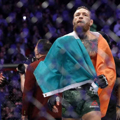 Conor McGregor går med Irlands flagga på ryggen