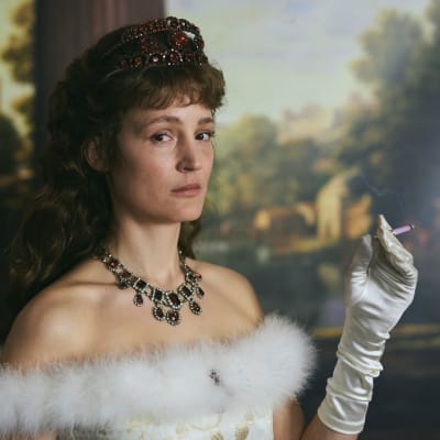 En galaklädd Vicky Krieps i rollen som kejsarinnan Sissi. 
