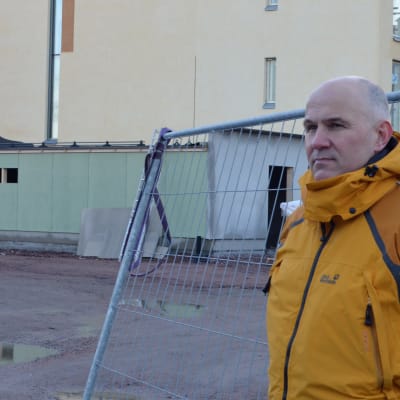 Anders Westerlund framför nybygge i Kyrkslätt