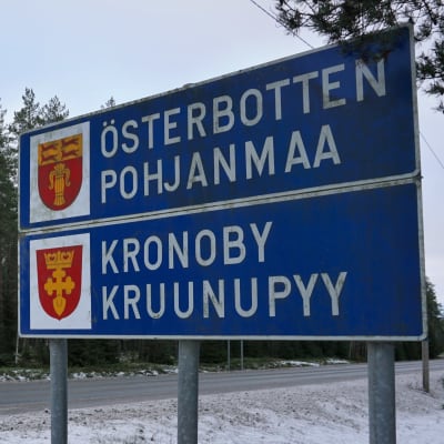 Skylt med texten Österbotten och Kronoby.