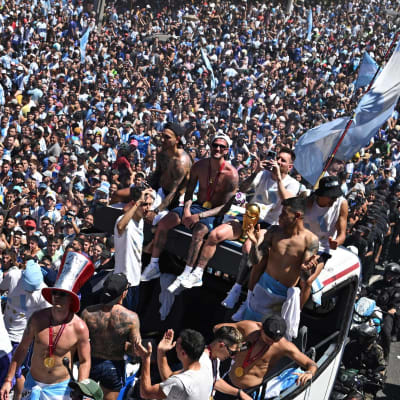 Argentiinan joukkueen bussi väkijoukon keskellä.