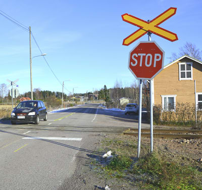 Obevakad plankorsning ivid Skinnarbyvägen i Lovisa