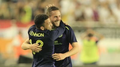 Gylfi Sigurdsson och Aaron Lennon kramar om varandra.