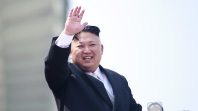 Kim Jong-un vinkar från en balkong under festligheter i april 2017.