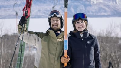 Karaktärerna Petter och Madde i en skidlift med glada leenden.