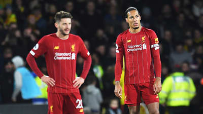 Två Liverpoolspelare står och är deppade.