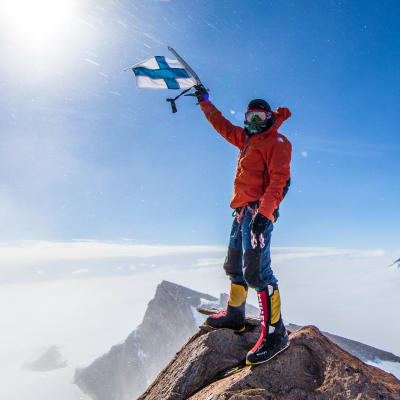 Patrick "Pata" Degerman på en bergstopp i Antarktis.
