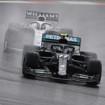 Valtteri Bottas i Mercedes före George Russell i Williams.