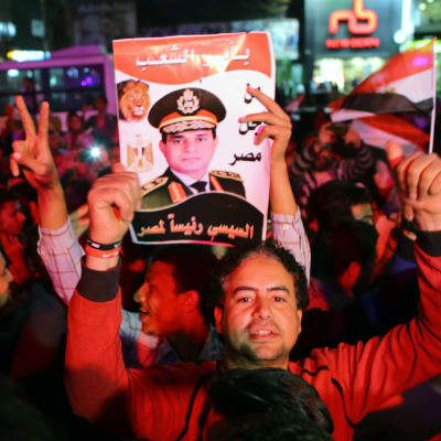 En anhängare firar Abdul Fatah al-Sisis  seger i presidentvalet 2018. 