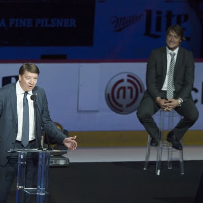 Jari Kurri hyllade Teemu Selänne under ceremonin när Selännes tröja hissades i taket i Anaheim för två år sedan. Nu har de utsetts till tidernas främsta finländska NHL-spelare av ligan själv.