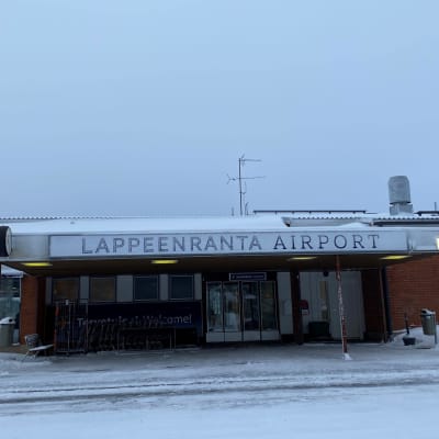 Lappeenrannan lentoaseman pääsisäänkäynti kuvattiin lumisena ja pilvisenä talvipäivänä.