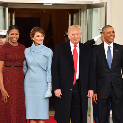 Michelle Obama, Melania Trump, Donald Trump och Barack Obama utanför Vita huset.
