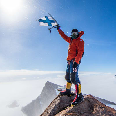 Patrick "Pata" Degerman på en bergstopp i Antarktis.
