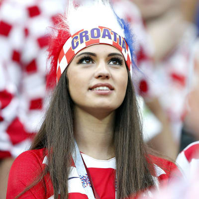 Kroatisk supporter följer semifinalen mot England.