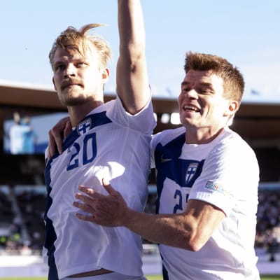 Joel Pohjanpalo firar mål med Albin Granlund.