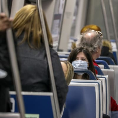 En kvinna bär munskydd på ett metrotåg i Atlanta, USA. 