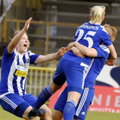 Eveliina Summanen lyfts upp av Linda Ruutu efter ett mål mot Honka