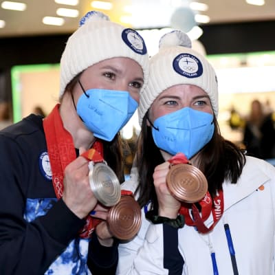 Kerttu Niskanen och Krista Pärmäkoski poserar med medaljer.