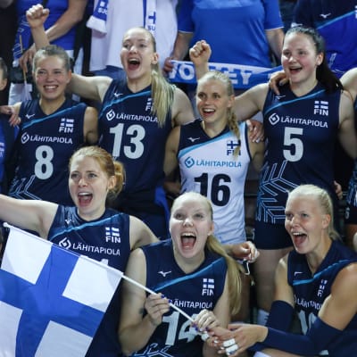 Suomen naisten lentopallomaajoukkue