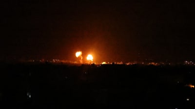 Explosioner lyste upp natthimlen också över Khan Yunis på södra Gazaremsan. 