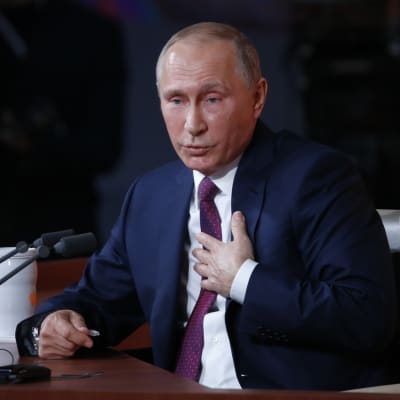 Vladimir Putin pratar med handen på bröstet