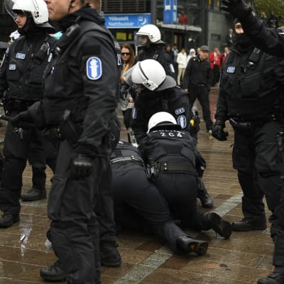 Polisen griper en antifascistisk demonstrant. 