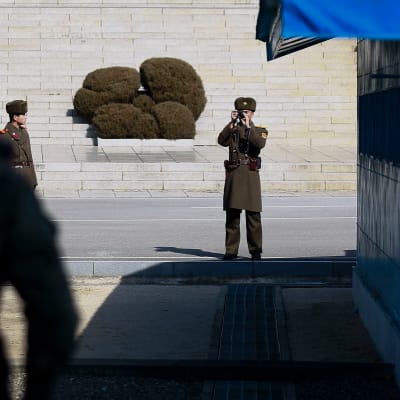 Syd- och Nordkoreanska soldater bevakar varandra över gränsen mellan länderna.